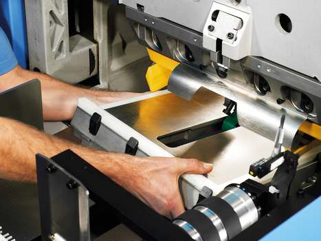 Consistent automation from infeed to delivery enables extremely short job changeover times. The trimming cassette and pressing pad can be exchanged in just a few steps, which shortens job changeover times considerably