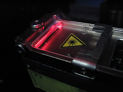 The light sensor of the Adhesive Monitoring System (AMS) measures the applied glue quantity and also checks reliably for possible application errors such as accumulations, gaps or dirt in the adhesive-free zone