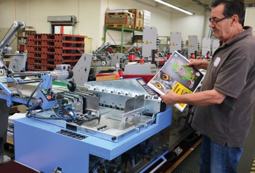 The new 0507 folder feeder can be fed manually (pictured is Zofinger Tagblatt machine operator Vajo Krstic) or using stream feeders
