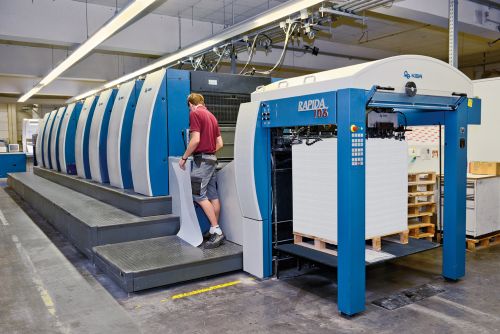 The Rapida 106 will be presented as a highly automated perfector with LED-UV at drupa