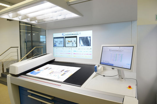Under the new operating concept, the console monitor is also used for the screen displays of the measuring and control systems