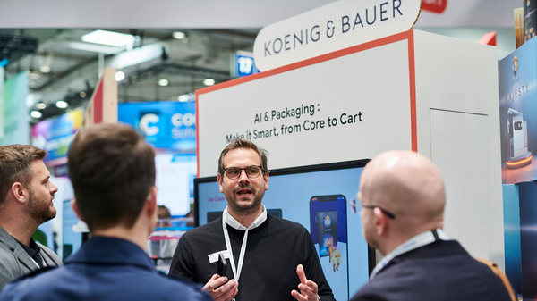Флоріан Штарк, менеджер з маркетингу і активації Koenig & Bauer Kyana, презентує платформу Connected Packaging