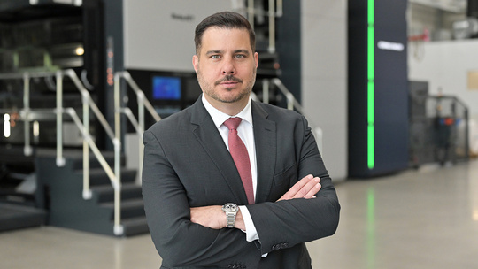 Д-р Штефен Кімміх, генеральний директор Koenig & Bauer, підсумовує значення стратегічного плану: «Ринкові дані вказують нам шлях, а пройти його ми повинні самі. Koenig & Bauer діє — рішуче, інноваційно та в інтересах сталого успіху наших клієнтів». © Koenig & Bauer