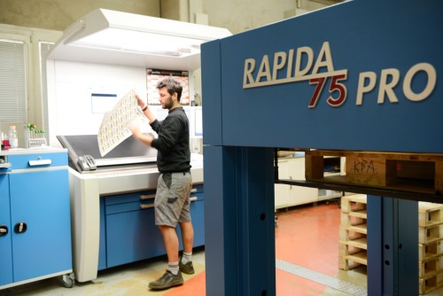 The Rapida 75 PRO features an ErgoTronic console with TouchTronic control and integrated wallscreen