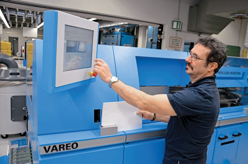 DATEV produces several thousand products in runs of one copy each year (pictured is machine operator Martino Gallone)