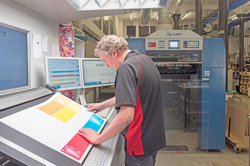 В типографии регулярно экспериментируют, чтобы достичь максимального качества печати даже на сложных материалах