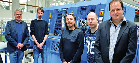 Richard van der Voorn (right), Technical Team Manager at NBD, and Enno Smid (left), Muller Martini Benelux, with the machine operators of the Diamant MC Digital