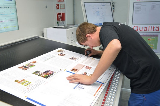 Несмотря на всю автоматизацию: печатник Карл-Йозеф Христ проверяет приводку перед тем, как начать печатать новый заказ