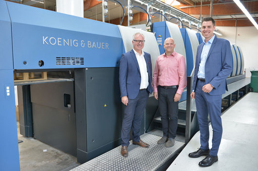 Год спустя: Rapida 106 печатает уже более полугода в Druckhaus Mainfranken. Ульрих Штеттер (слева), руководитель Druckhaus Mainfranken, и Михаэль Демль, руководитель FLYERALARM Industrial Print, с Кристофером Хугелем (справа), Koenig & Bauer (DE), очень довольны новой машиной
