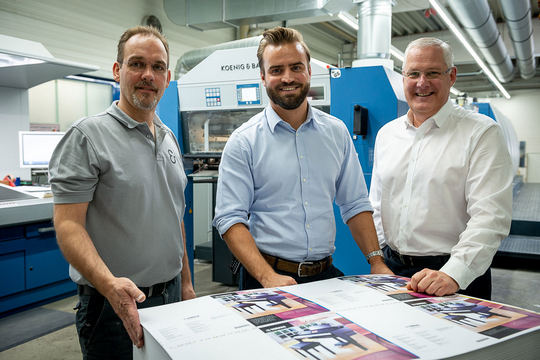 Rapida 106 в типографии Siepmann печатает малые и средние тиражи. Перед машиной слева направо: печатник Дирк Бекманн, директор Марк Зипманн и Ральф Энгельхардт из Koenig & Bauer (DE)
