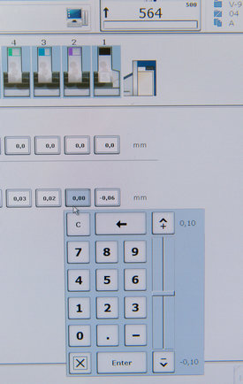 Одна из выдающихся особенностей Rapida 106 — компенсация расширения бумаги нажатием кнопки