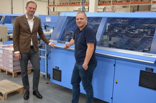 Радек Куклик (справа), начальник производства TNM Print: «Благодаря повышению уровня автоматизации мы смогли улучшить свои позиции на чешском рынке». Слева Любош Кунзе, управляющий директор «Muller Martini Чехия»