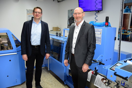 Юрген Вінклер (ліворуч), головний операційний директор Onlineprinters: «Я певен, що друкована продукція стане більш важливою. Оскільки ця форма індивідуальної реклами доступна і меншим компаніям». Праворуч Франк Шкорна (регіональний менеджер з продажу Muller Martini Germany)