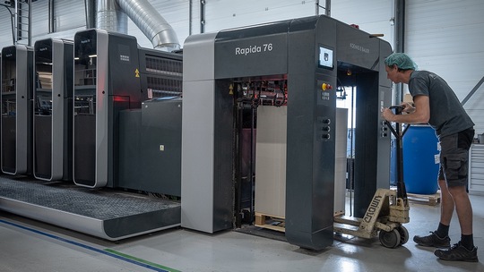 Підвищена і додатково автоматизована, головним чином для виробництва паковання у половинному форматі, — такою є Rapida 76. © Koenig & Bauer