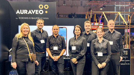 Команда Koenig & Bauer презентує на виставці DMEXCO в Кельні новий цифровий інструмент AURAVEO, який перетворює паковання на інтерактивні канали комунікації: (зліва направо) Лена Ланденбергер, керівниця відділу відносин з інвесторами Koenig & Bauer, Флоріан Штарк, менеджер з активації ринку Koenig & Bauer Kyana, Томас Фольмут, керівник відділу управління власниками брендів Koenig & Bauer Kyana, Зандра Вагнер, генеральна директорка Koenig & Bauer Kyana, д-р Фелікс Обердорф, керівник відділу цифрового розвитку Koenig & Bauer Kyana, Зіна Фельдман, відділ маркетингу та комунікацій Koenig & Bauer Kyana, Штефан Вагнер, відділ цифрового розвитку Koenig & Bauer Kyana. © Koenig & Bauer