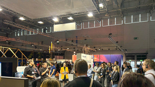 Флоріан Штарк (ліворуч), менеджер з активації ринку Koenig & Bauer Kyana, і Томас Фольмут (праворуч), керівник відділу управління власниками брендів Koenig & Bauer Kyana, демонструють аудиторії наживо, як новий інструмент допомагає брендам подолати розрив між аналоговим пакованням та цифровим світом. © Koenig & Bauer